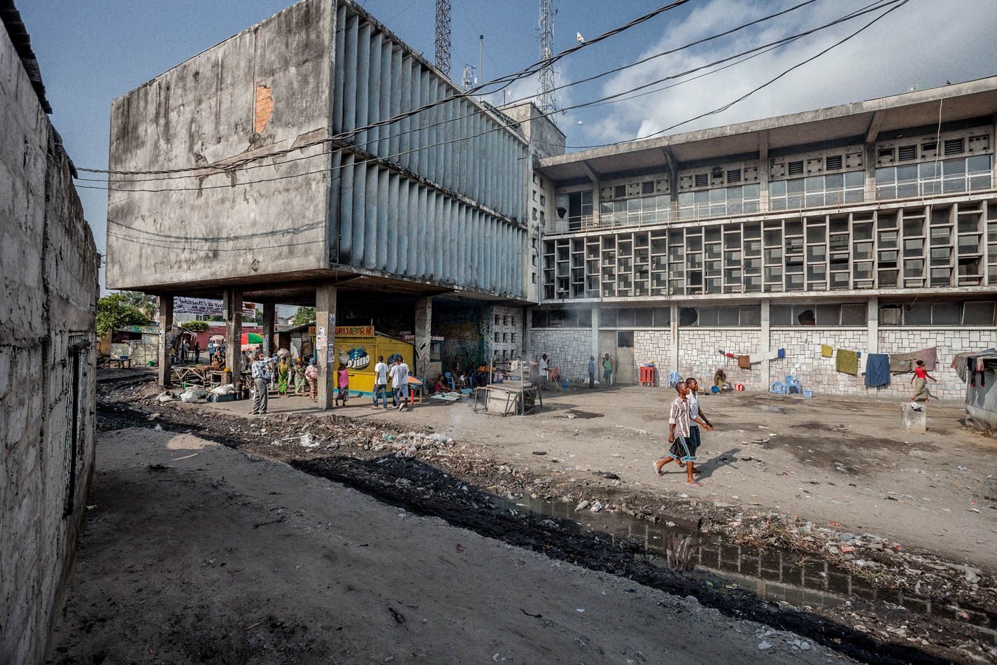 People and laundry outside an L-shaped building
