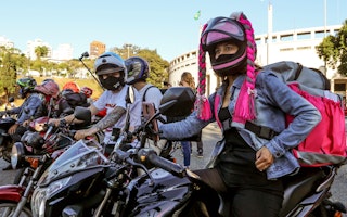 Entregadores em motocicletas posam durante uma manifestação