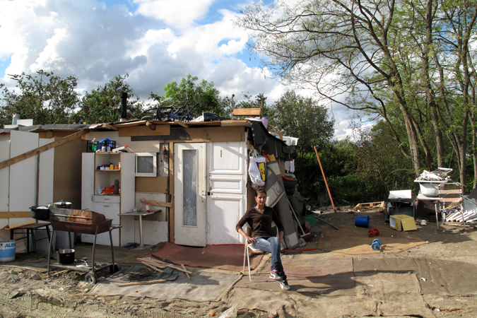 A Roma family before leaving the squatter camp