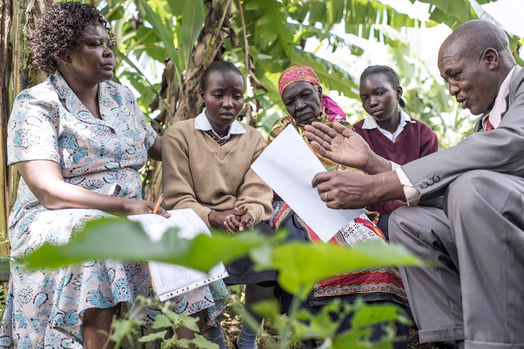 Paralegals meet with a family to discuss their rights, on May 14, 2013. Photo credit: © Sven Torfinn/Panos for the Open Society Foundations Paralegals meet with a family