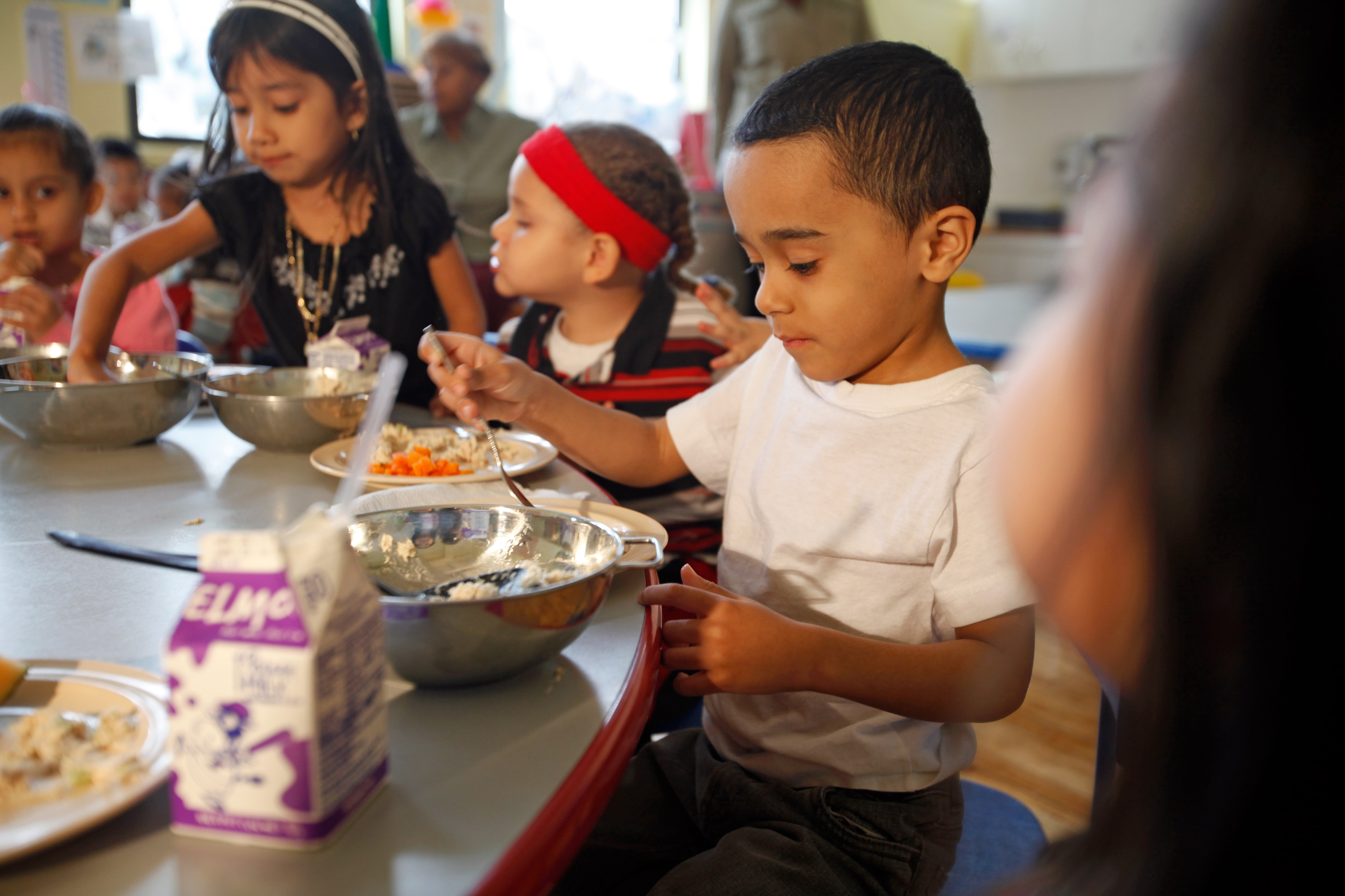 School children eating lunch