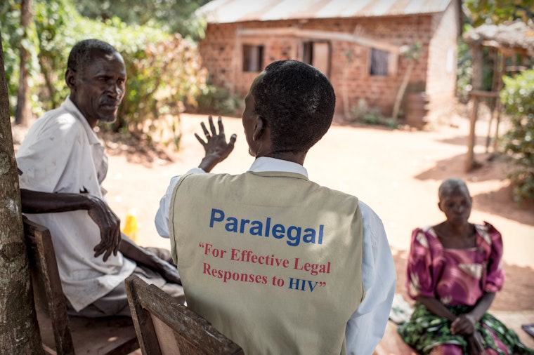 A community paralegal provides free advice and counseling for people living with HIV. The UN’s new 2030 Agenda for Sustainable Development recognizes that equal access to justice have a central role to play in the fight against poverty. Photo credit: Sven Torfinn for the Open Society Foundations Paralegal talking with a family in Uganda