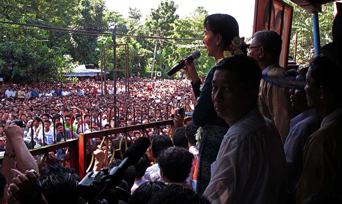 Daw Aung San Suu Kyi addressing large crowd
