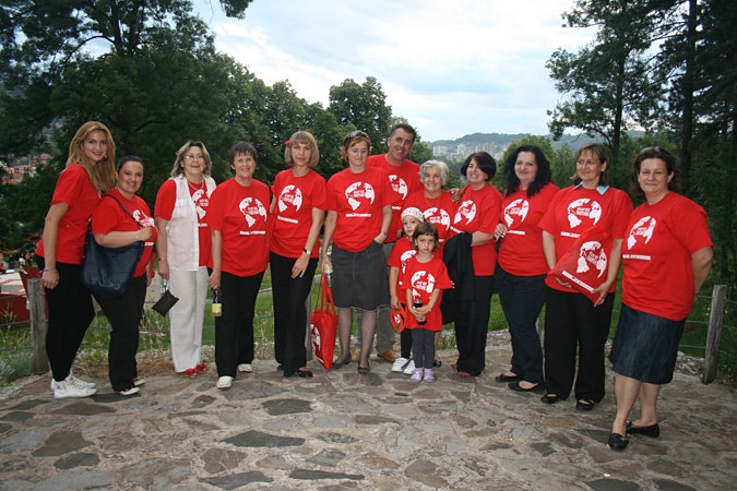 Members of Vive Zene team pose for group photo