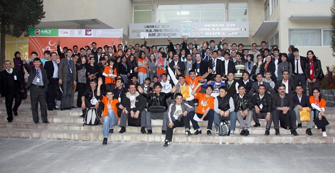 going-digital-20101207 Large group of Digital Youth participants posing for photo