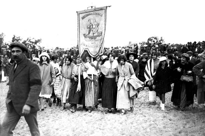 A procession to the sea