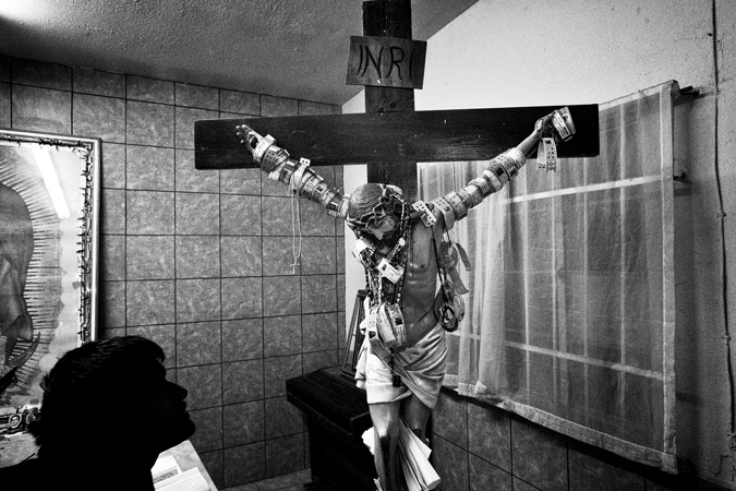 A statue with in a room