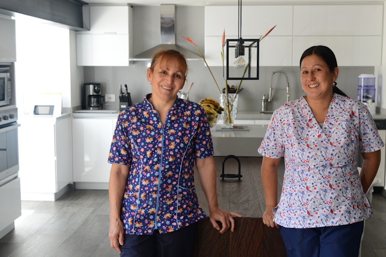 Duas mulheres em pé na cozinha
