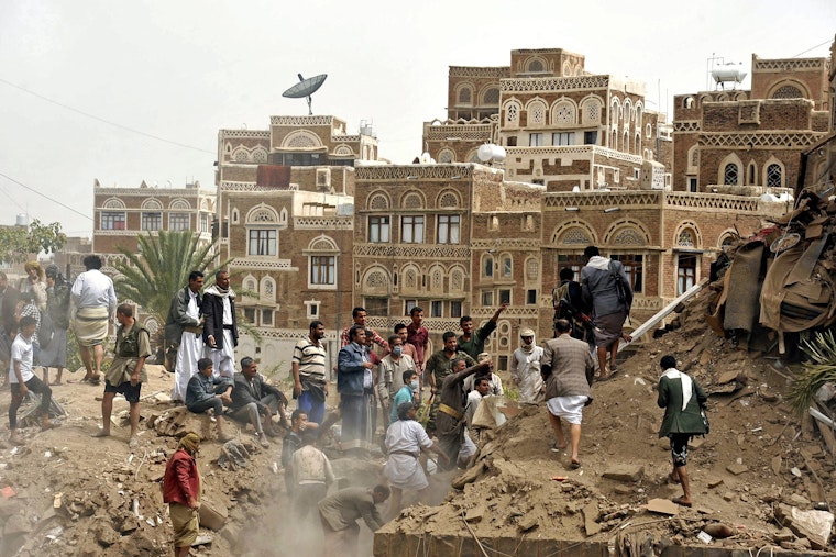 People search for victims around destroyed buildings after Saudi-led airstrikes hit Sanaa’s Old City, Yemen, in June 2015. Photo credit: © Mohammed Hamoud/Getty Residents gathered near damaged buildings