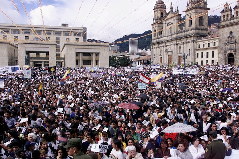 Thousands of Colombians flock into Bogota’s historic Plaza Bolívar to pay a last tribute to much-loved Colombian comic Jaime Garzón on August 14, 1999. Mourners called his death at the hands of two assassins a national tragedy and used his funeral to call for an end to Colombia’s long-running civil war. Photo credit: © Reuters Crowd in plaza