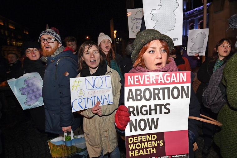 Advocates rally outside Belfast’s city hall on January 15, 2016, in support of the 21-year-old woman charged under Northern Ireland’s draconian abortion law. Photo credit: © Charles McQuillan/Getty Protesters in Belfast, Ireland