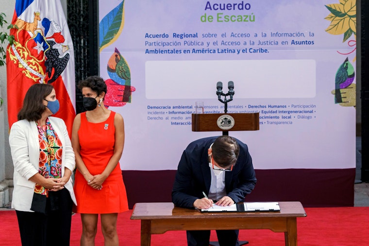 The Chilean president signs the Escazu Treaty.