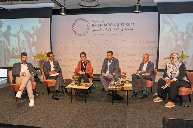 Plenary discussion on transitional justice during the Yemen International Forum II in The Hague. Photo credit: © Sana’a Center for Strategic Studies People sit on on a panel.